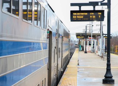 Doğuya giden çift katlı bir tren Babil tren istasyonundan ayrılıyor..