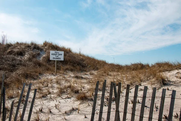 Держитесь Подальше Знака Дюн Размещенного Забором Песчаных Дюнах Огненном Острове — стоковое фото