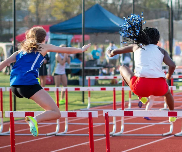 Rückansicht Zweier Schülerinnen Hürdenlauf Die Einen Leichtathletik Wettbewerb Sichern — Stockfoto