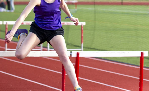 Frontansicht Eines Highschool Mädchens Das Während Eines Leichtathletik Wettbewerbs Über — Stockfoto