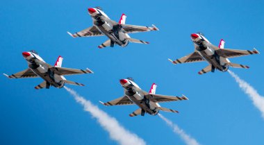 Wantagh, New York, ABD - 26 Mayıs 2023: Birleşik Devletler Hava Kuvvetleri Thunderbird gösteri ekibi Jones Beach Long Island üzerindeki bir uçuş gösterisinde elmas oluşumunu gerçekleştiriyor.