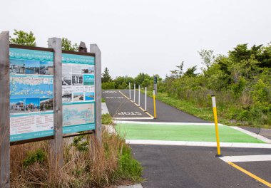Captree State Park, New York, ABD - 27 Mayıs 2022: Long Island sahilleri boyunca yeni bir bisiklet yolunun başlangıcında direktifler ve bilgilerle imzalayın.