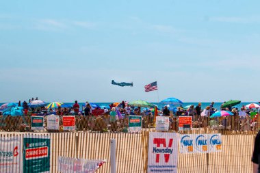 Jones Beach, New York, ABD - 26 Mayıs 2023: P-51 Mustang savaş uçağı jeti jones plaj hava gösterisinde Atlantik okyanusu üzerinde alçaktan uçan Amerikan hava kuvvetleri savaş kuşları.