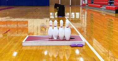 Cornhole, bowling, frizbi, konserve reçel, lisede beden eğitimi dersleri için spor salonunda oyunlar..