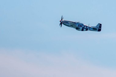 Jones Beach, New York, ABD - 26 Mayıs 2023: P-51 Mustang savaş uçağı, Jones Beach Long Island New York üzerindeki uçuş gösterisinde Amerikan hava kuvvetleri müzesi savaş kuşları için.