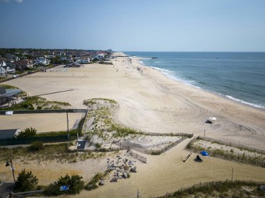 Jersey sahilindeki Asbury parkının yanındaki Loch Sahili 'nin manzarası kum tepelerinin üstündeki bir drondan alındı..