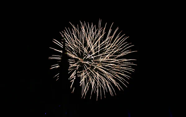 Fehér Tűzijáték Árad Épületek Tetejéről Sötét Éjszakai Égbolton Egy Show — Stock Fotó
