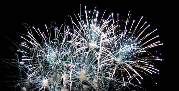 Molti Fuochi Artificio Esplodono Durante Uno Spettacolo Pirotecnico Fronte All Immagine Stock