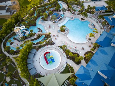 Florida 'da dinlenmek için su ve sandalyeli bir kulüp havuzuna bakıyorum..