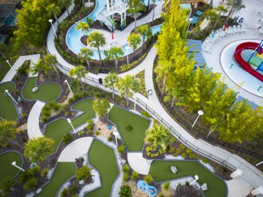 Florida 'nın yukarılarından su yolculuklarına ve mini golflere bakıyorum..