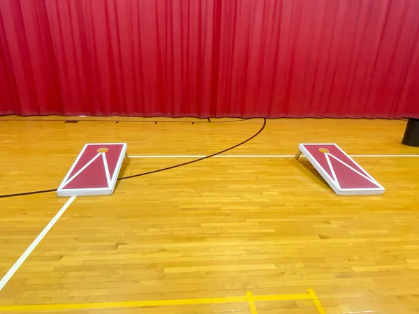 Vooraanzicht Van Twee Zelfgemaakte Maisgat Planken Een Middelbare School Gymzaal — Stockfoto