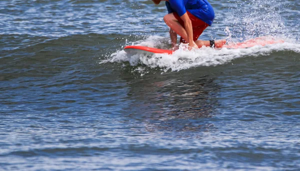 Surfista Agachando Baixo Joelho Cavalgando Topo Uma Pequena Onda Enquanto — Fotografia de Stock