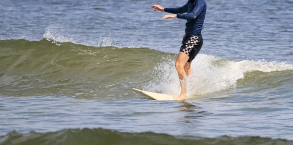 Jeden Muž Surfař Malé Vlně Svém Surfu Zblízka — Stock fotografie