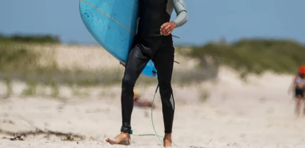Homem Andando Fato Mergulho Carregando Seu Surfboad Praia Com Dunas — Fotografia de Stock