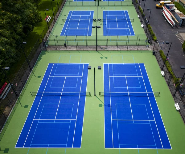 Глядя Вниз Шесть Теннисных Кортов Которые Являются Alos Подкладка Маринованных Стоковое Изображение