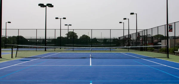 Вид Спереди Сине Зеленые Теннисные Корты Огнями Окруженные Высокими Черными Стоковое Фото