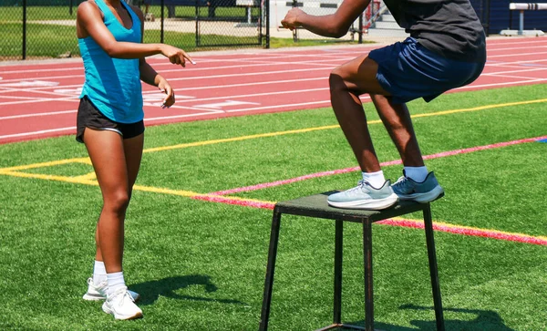 Niño Secundaria Afroamericano Saltando Aterrizando Una Caja Plyo Medalla Negra —  Fotos de Stock