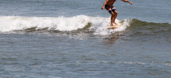 Vooraanzicht Van Een Surfer Een Golf Gilgo Beach Juli 2023 — Stockfoto