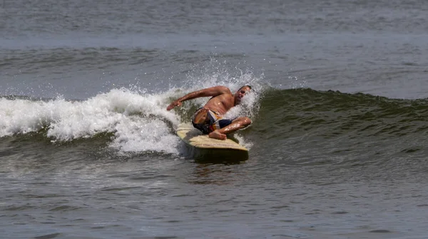 ギルゴビーチ ニューヨーク アメリカ 7月2023 ギグロビーチでサーフィンしながら海に彼のサーフボードから落ちる男 — ストック写真