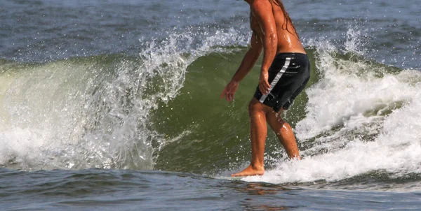 Homem Sem Camisa Montando Uma Onda Surfando Oceano Lado Uma — Fotografia de Stock