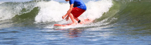 Panorama Surfista Con Traje Baño Rojo Camisa Azul Montando Una —  Fotos de Stock