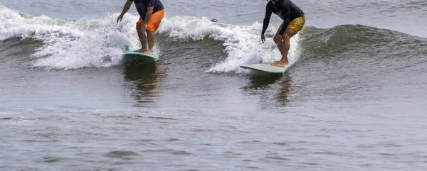 Vista Frontal Dois Homens Montando Mesma Onda Enquanto Surfa Giglo — Fotografia de Stock