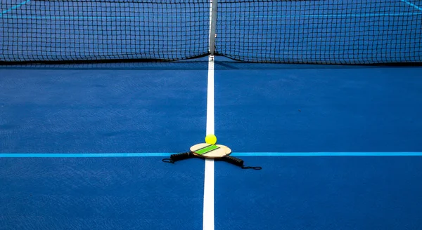 Два Огурца Один Желтый Шар Перекрашенном Подкладке Огурчик Теннисный Корт Лицензионные Стоковые Фото