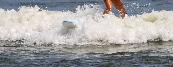 Primer Plano Las Piernas Surfista Surfeando Qué Espuma Agua Cerca —  Fotos de Stock