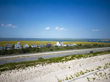 Giglgo Sahili 'nin kum tepelerinin ve Long Island' ın güney kıyısındaki büyük körfezin insansız hava aracı görüntüsü..