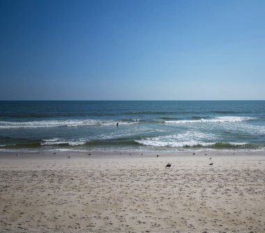 Long Island 'daki Gilgo Sahili' nin üzerinde uçan bir İHA 'dan okyanusa bakıyorum..
