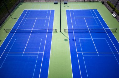 Yeni boyanmış mavi-beyaz Pickleball tenis disklerinin insansız hava aracı görüntüsü.