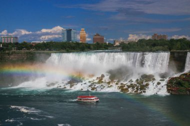 Ontario 'dan Ontario Canada of American Falls' a bir gökkuşağı ve Nigara Şelaleleri 'nin sularında ilerleyen kruvazör teknesiyle bakın..