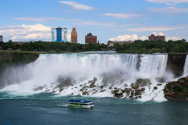 The American and Bridal duvağının önündeki Puslu Gemi Turu teknesi turistlerle birlikte teknenin tepesine ve New York 'taki Gelin Peçesi' nin kenarına düşüyor..