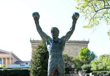 Philadelphia, Pennsylvania, ABD - Philadelphia 'daki Philadelphia Sanat Müzesi' nin önündeki Rocky heykelinin önünü kapatın.