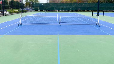 Tenis kortuna yerleştirilmiş iki portatif yankesicilik ağı iki oyun için yer açıyor..