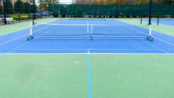 Två Bärbara Picklebollnät Placerade Tennisbana Som Gör Det Möjligt Att Royaltyfria Stockbilder