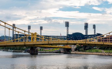 Pittsburgh, Pennsylvania, ABD - 6 Ağustos 2023: PNC Park 'taki yedinci ve altıncı sokak köprülerinden bakıyorum