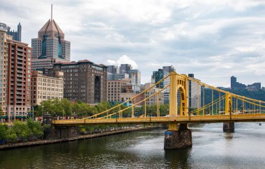 Pittsburgh, Pennsylvania, ABD - 6 Ağustos 2023: Allegheny Nehri üzerindeki yedinci ve altıncı cadde köprülerinin 9. cadde köprüsünden Pittsburgh 'a bakan görüntüsü.