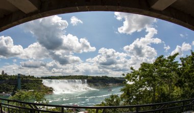 Yazın güzel bir öğleden sonra Niagara Şelalesi 'nde bir yengemin açılışına bakıyorum.