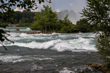Niagara Nehri 'nin akıntıları Niagara' nın Niyagara Şelalesi 'ne doğru New York Eyalet Parkı' na düşüyor..