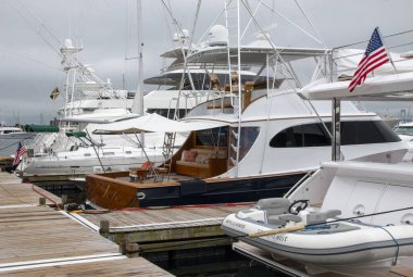 Newport, Rhode Island, ABD - 2 Temmuz 2021: Suya yanaşmış bir grup tekne