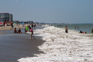 Cocoa Beach, Florida, ABD - 27 Haziran 2023: Florida 'da bir sürü insanla dolu kalabalık bir plaj