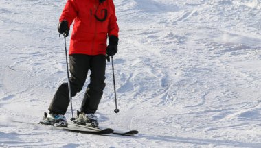 Bir adam dağ yolunda kayak yapıyor. Vermont 'ta kar yağıyor..