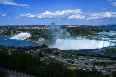 Niagara Şelalesi, Onterio, Kanada - 30 Temmuz 2023: Gökkuşağı köprüsünden Horseshoe 'ya kadar Niagara Şelalesi' ne bakan turistleri ziyaretçi merkezine bırakan otobüsler.