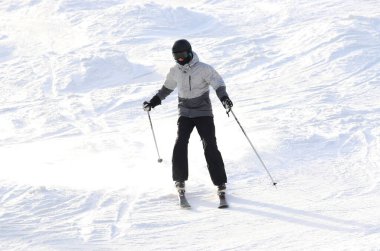 Kar Tepesi 'nin yamacında kayakçının eğlendiği bir gün..