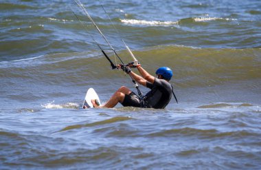 Atlantik Okyanusu 'nda uçurtma sörfü yapmaya başlayan bir adam çekiliyor..