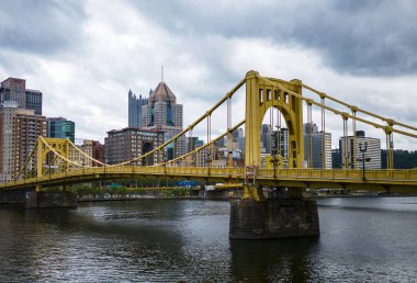 Andy Warhol 7. Cadde Köprüsü Pittsburgh şehrine giriyor.