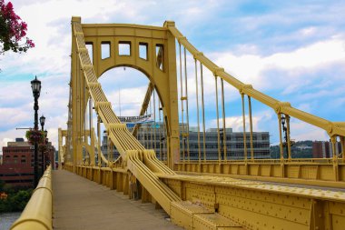Pittsburgh Pennsylvania 'daki Andy Warhol Yedinci Cadde Köprüsü' nde yaya geçidi..