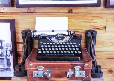 Eski moda bir daktilo antika bir valizin üstüne yerleştiriliyor ve nostaljik bir sahne yaratıyor. Daktilolar ve bavulun yıpranmış derisi tarih ve yazma duygusunu çağrıştırıyor..