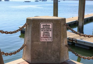 Deniz kenarında yüzme ya da dalış işareti yok.